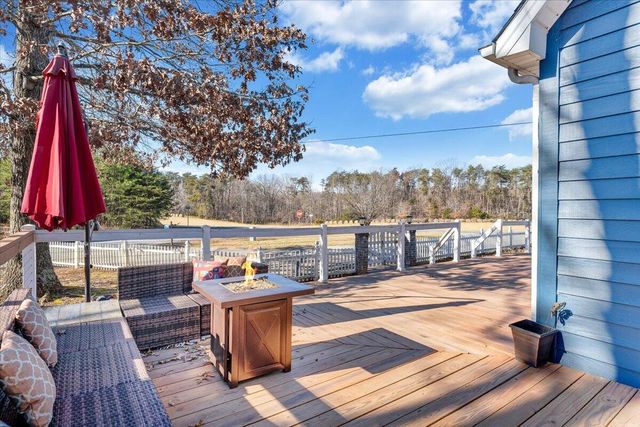 100 Sandpiper DR, Huddleston, VA 24104