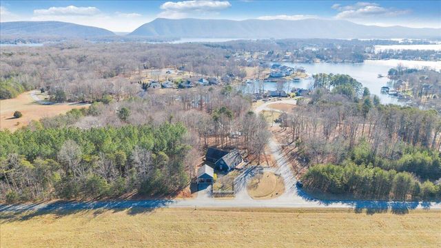 100 Sandpiper DR, Huddleston, VA 24104