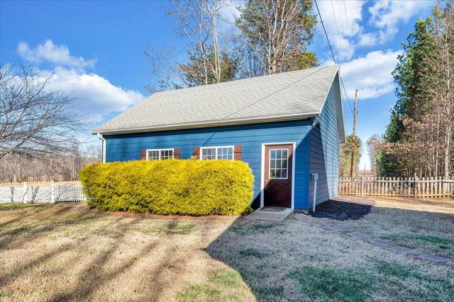 100 Sandpiper DR, Huddleston, VA 24104