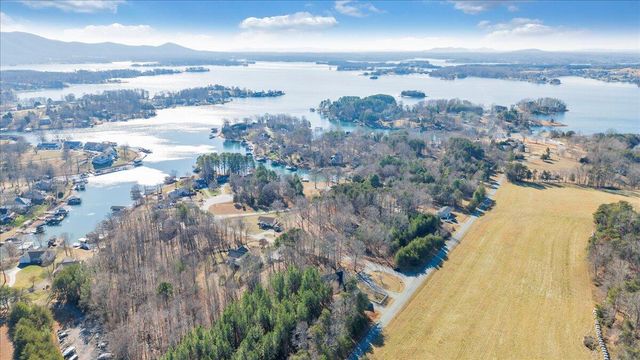 100 Sandpiper DR, Huddleston, VA 24104