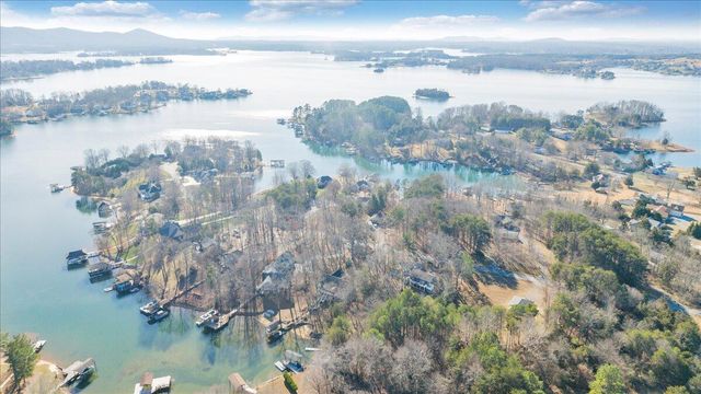 100 Sandpiper DR, Huddleston, VA 24104