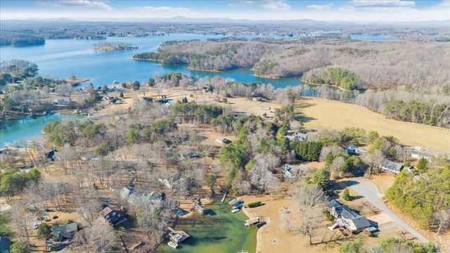 100 Sandpiper DR, Huddleston, VA 24104