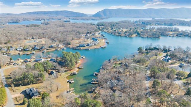 100 Sandpiper DR, Huddleston, VA 24104