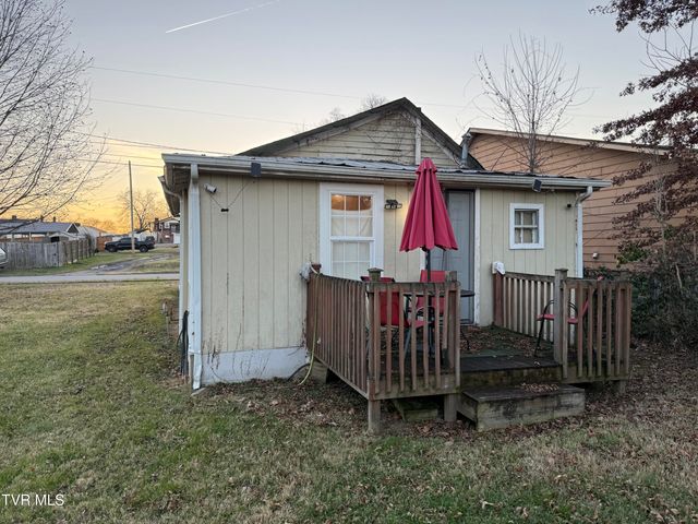 906 North Boone Street, Johnson City, TN 37604