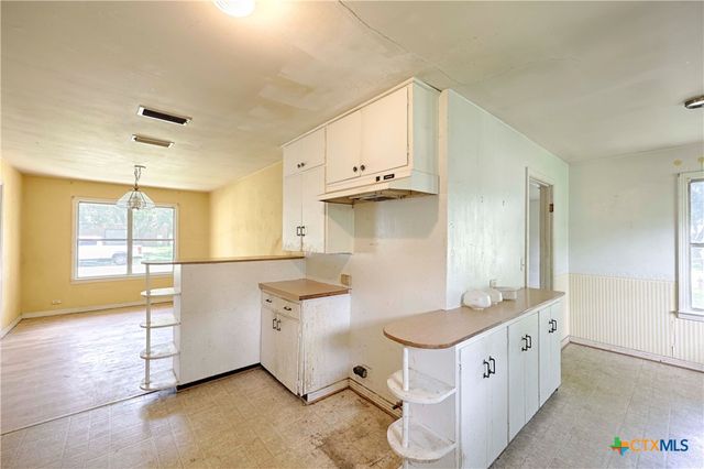 401 S Market Street, Hallettsville, TX 77964