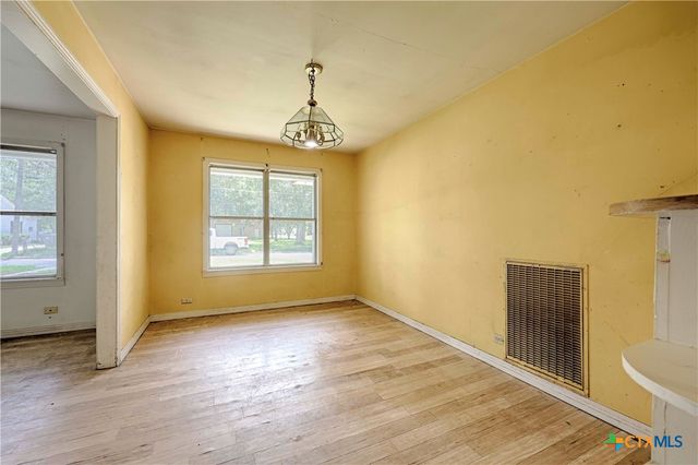 401 S Market Street, Hallettsville, TX 77964
