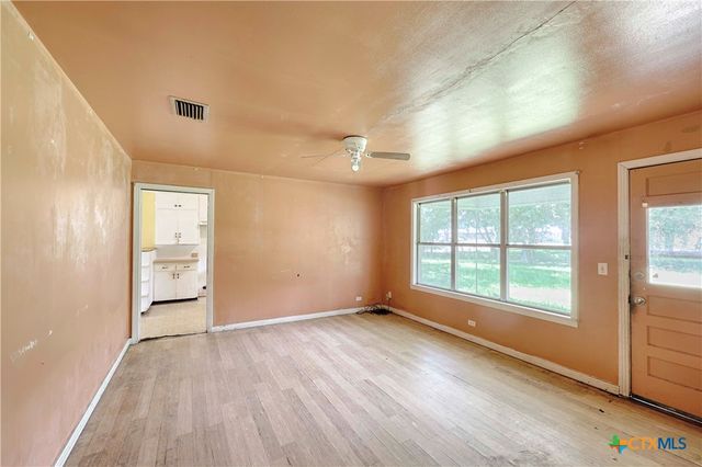 401 S Market Street, Hallettsville, TX 77964