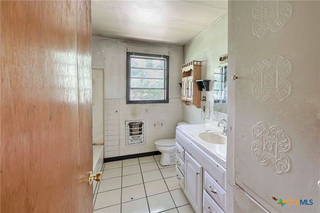 401 S Market Street, Hallettsville, TX 77964