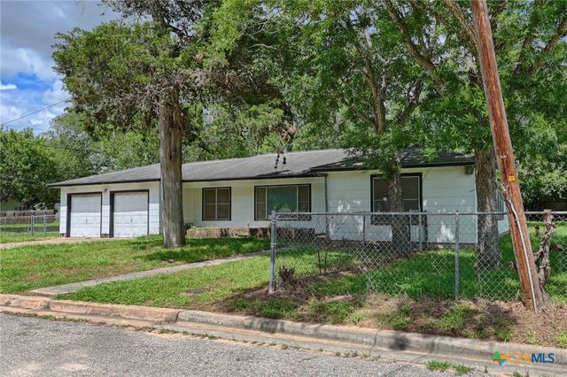 401 S Market Street, Hallettsville, TX 77964