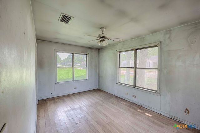 401 S Market Street, Hallettsville, TX 77964