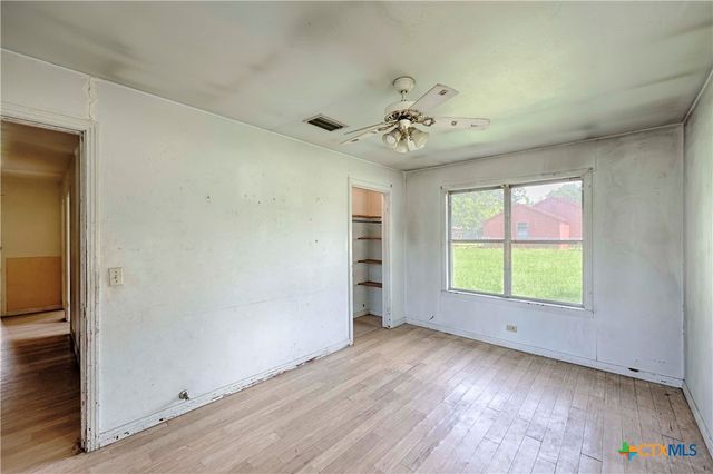 401 S Market Street, Hallettsville, TX 77964