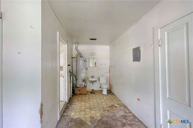 401 S Market Street, Hallettsville, TX 77964