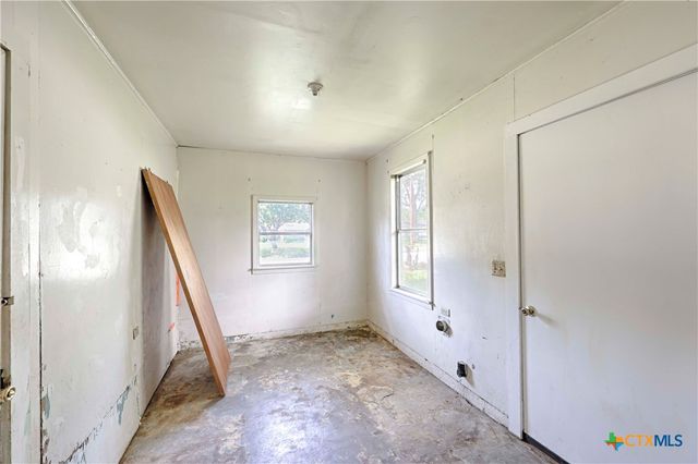 401 S Market Street, Hallettsville, TX 77964