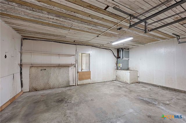 401 S Market Street, Hallettsville, TX 77964