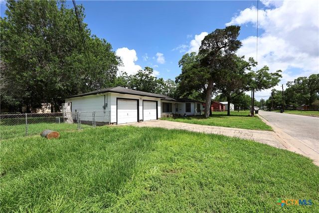 401 S Market Street, Hallettsville, TX 77964