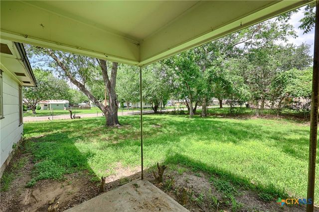 401 S Market Street, Hallettsville, TX 77964