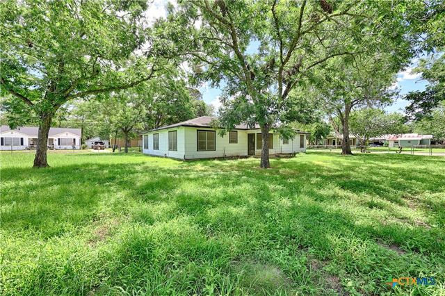 401 S Market Street, Hallettsville, TX 77964