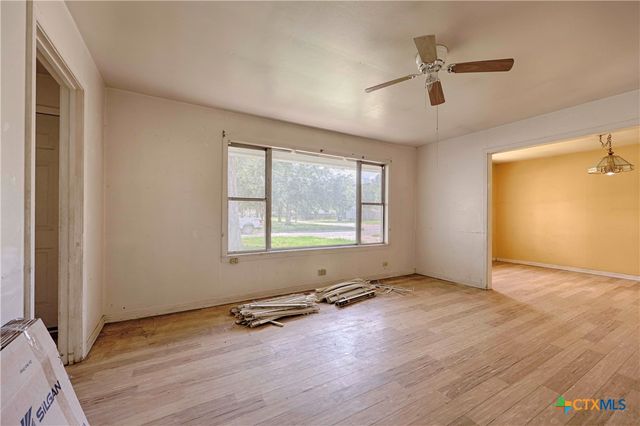 401 S Market Street, Hallettsville, TX 77964