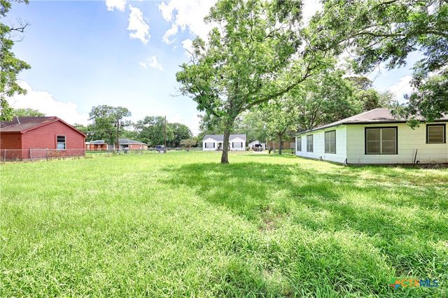 401 S Market Street, Hallettsville, TX 77964