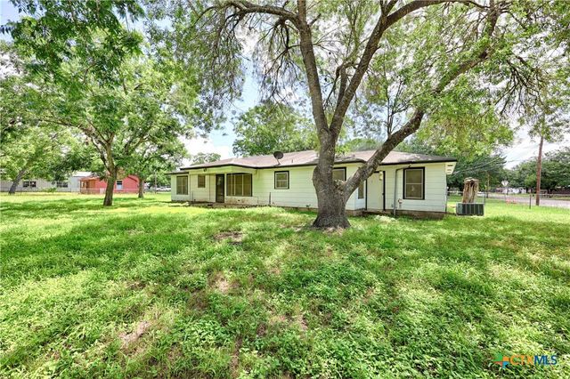 401 S Market Street, Hallettsville, TX 77964
