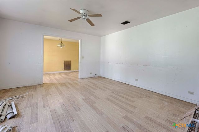 401 S Market Street, Hallettsville, TX 77964