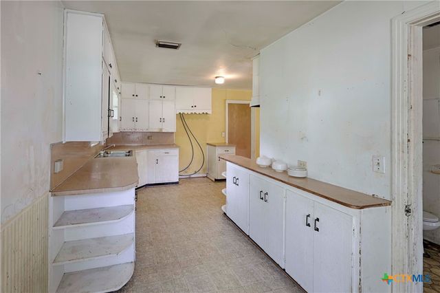 401 S Market Street, Hallettsville, TX 77964