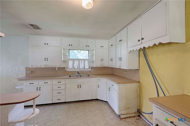 401 S Market Street, Hallettsville, TX 77964