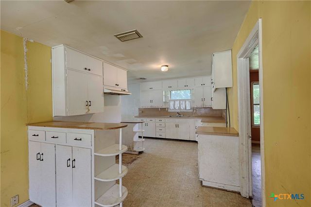 401 S Market Street, Hallettsville, TX 77964