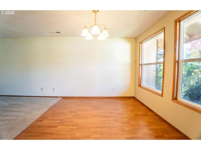 1742 Ne RAYWANDA Ct, Salem, OR 97301