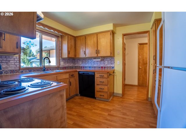 1742 Ne RAYWANDA Ct, Salem, OR 97301
