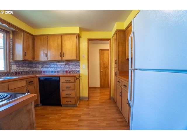 1742 Ne RAYWANDA Ct, Salem, OR 97301