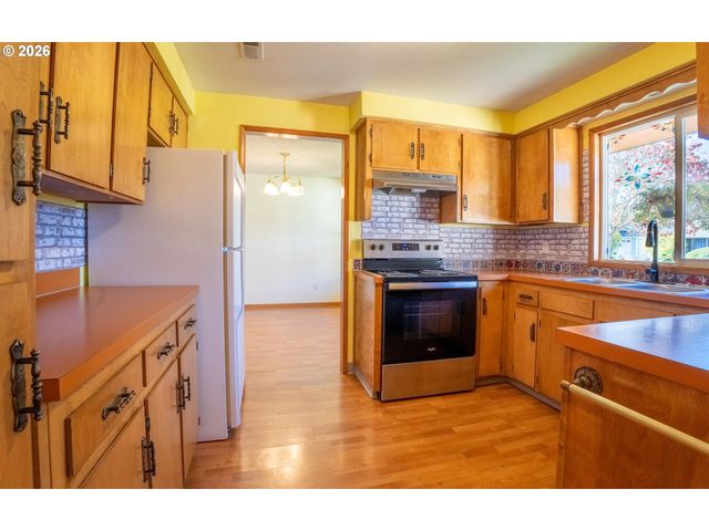 1742 Ne RAYWANDA Ct, Salem, OR 97301
