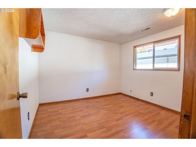 1742 Ne RAYWANDA Ct, Salem, OR 97301