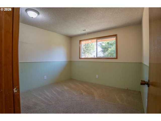 1742 Ne RAYWANDA Ct, Salem, OR 97301