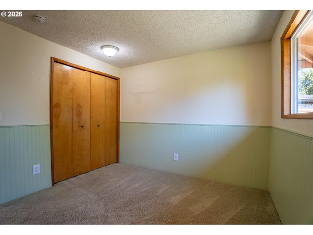 1742 Ne RAYWANDA Ct, Salem, OR 97301