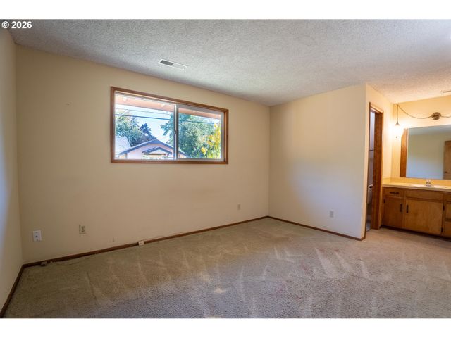 1742 Ne RAYWANDA Ct, Salem, OR 97301
