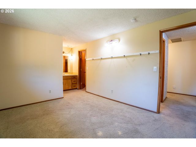 1742 Ne RAYWANDA Ct, Salem, OR 97301