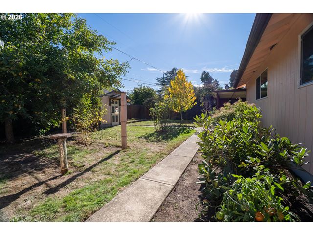 1742 Ne RAYWANDA Ct, Salem, OR 97301