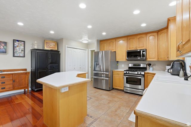 223 DEERHOLLOW CIR, North Salt Lake, UT 84054