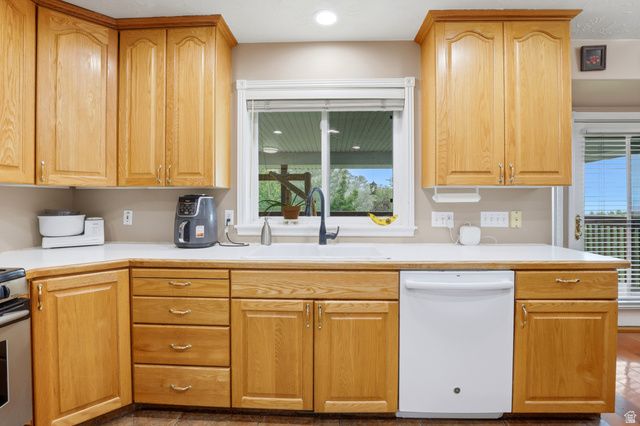 223 DEERHOLLOW CIR, North Salt Lake, UT 84054