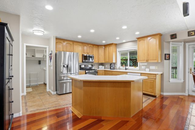 223 DEERHOLLOW CIR, North Salt Lake, UT 84054