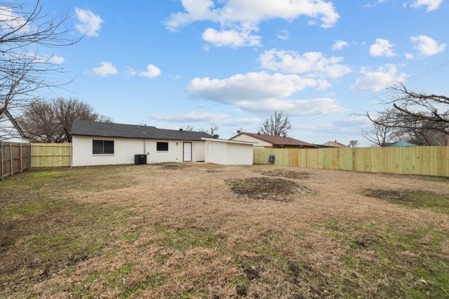 819 Netherland Drive, Arlington, TX 76017