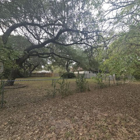 1609 Century Oaks DR, Lockhart, TX 78644