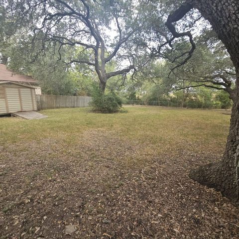 1609 Century Oaks DR, Lockhart, TX 78644