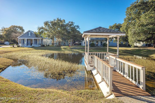 16 Sweetgrass Lane, Ocean Springs, MS 39564