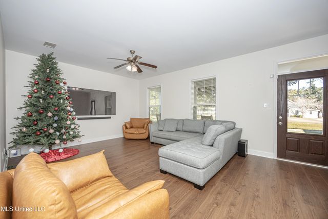 16 Sweetgrass Lane, Ocean Springs, MS 39564