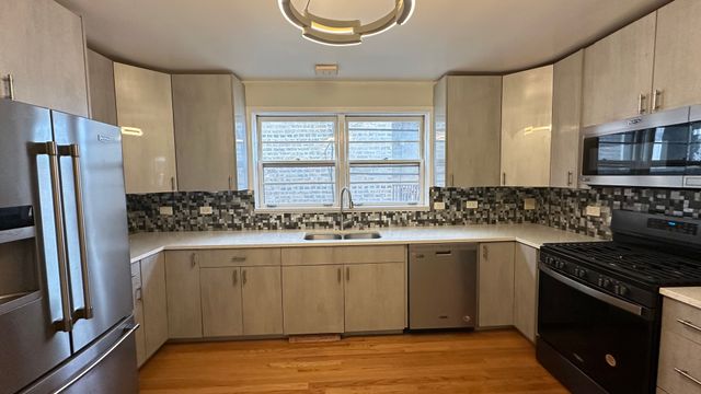 5717 N Saint Louis Avenue 2, Chicago, IL 60659
