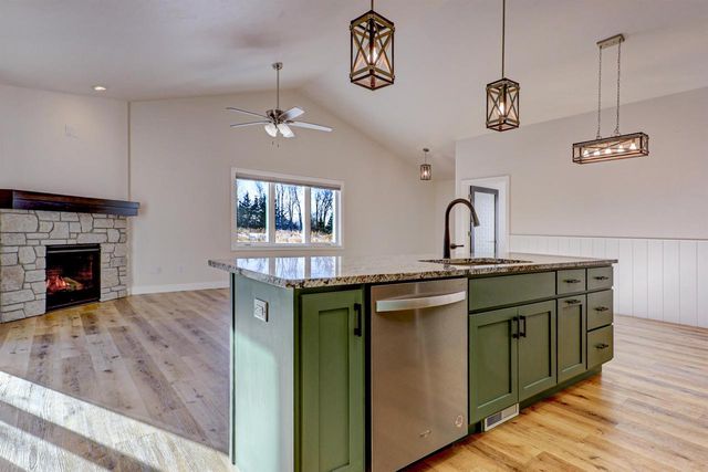 5010 W WOODS CREEK LANE, Appleton, WI 54913