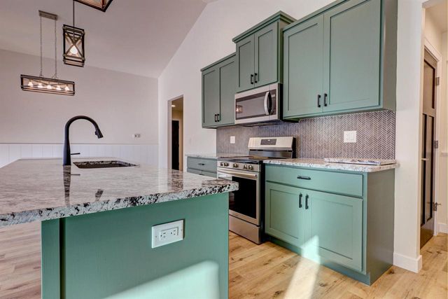 5010 W WOODS CREEK LANE, Appleton, WI 54913