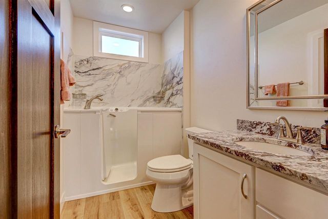 5010 W WOODS CREEK LANE, Appleton, WI 54913